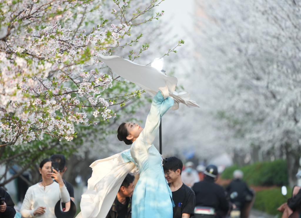 Spring tourism boosts consumption across China