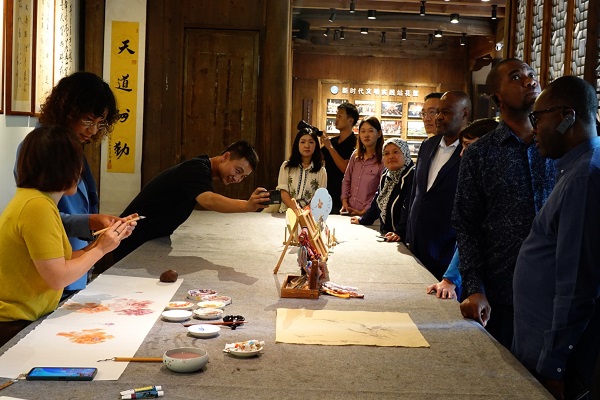 Diplomats impressed by Hangzhou model of tech-culture integration