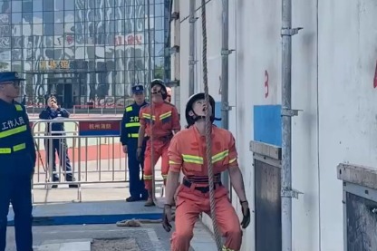 Chinese firefighters scale four floors in seconds