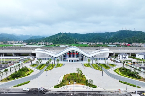 Wenling-Yuhuan section of Hangzhou-Taizhou High-Speed Railway on trial run