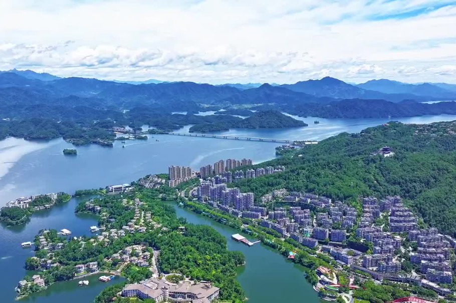 Qiandao Lake drift in vast, mirror-like jade sea