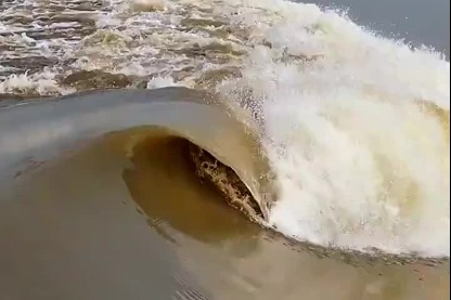 Rarely seen twin dragon eye tide on Qiantang River