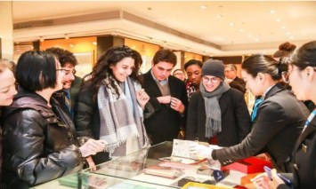 Overseas students sample Chinese silk culture in Hangzhou 