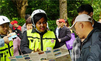 Foreign volunteers extend helping hand to visitors in Hangzhou