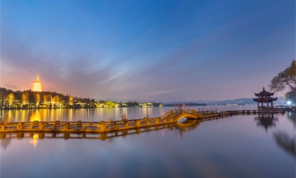 Xihu district wins big in H1