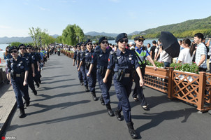 Hangzhou female patrol team draws attention at West Lake