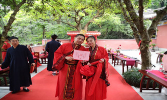 Couples from across Straits marry at Hangzhou West Lake