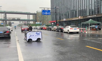 Hangzhou Future Sci-Tech City uses robot to deliver food