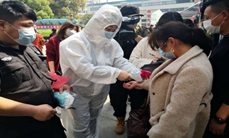 Hubei migrant workers return to E China's Hangzhou