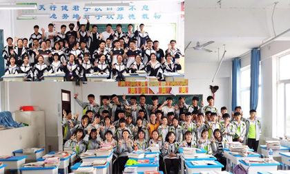 A graduation photo that spans 1,400 km