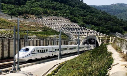 New bullet train connects east, central China