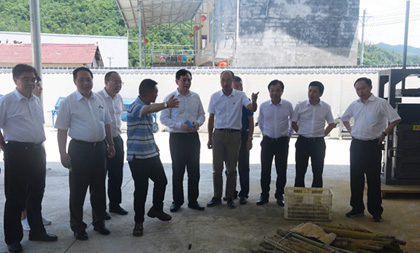 Hangzhou officials visit Enshi for poverty relief work 