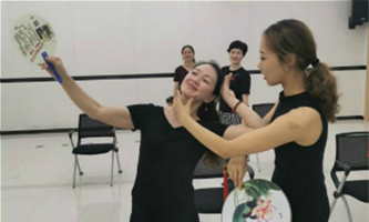 Private art troupe strives to overcome difficulties