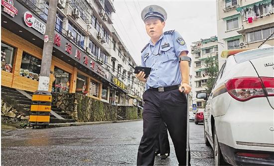 Video of policeman directing traffic on crutches goes viral