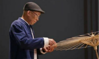 Old man revives tradition of making oil-paper umbrellas