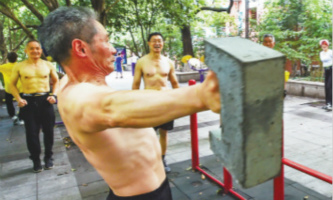 Train untamed: How these Hangzhou seniors 'hang' out