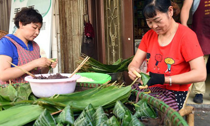 Huitang Zongzi (glutinous rice dumplings soaked in boiled straw ash water)