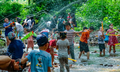 Citizens, tourists escape from summer heat