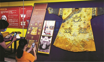 Qing Dynasty royal fashion restored and exhibited