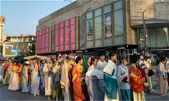 Hanfu parade takes place near West lake