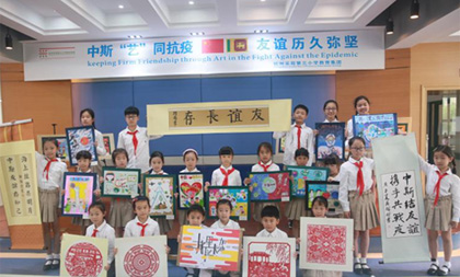 Hangzhou pupils receive a letter in reply from Sri Lankan president