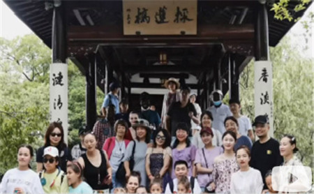 Foreigners enjoy hand-on experiences in Hangzhou