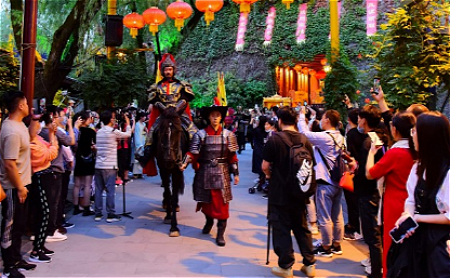 Lanterns decorate scenic spot in Hangzhou