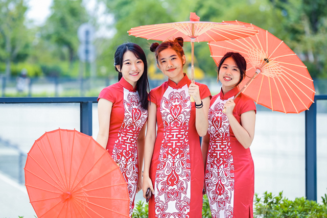 Annual festival showcases feminine charm of qipao