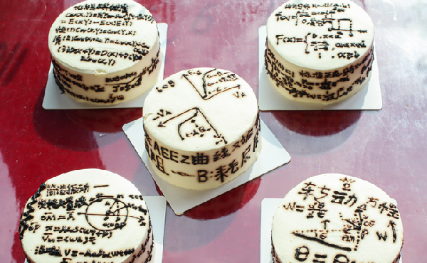 Straight-A students win cakes with notes