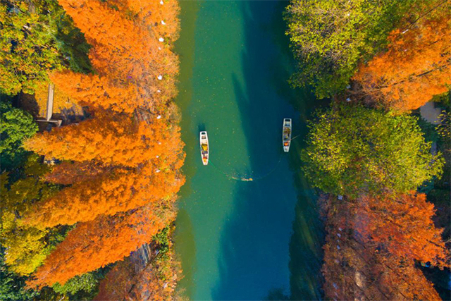 Take a relaxing ride on Donghe River