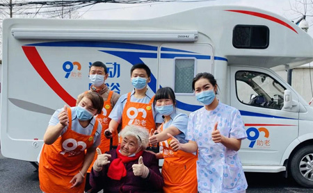 Hangzhou offers mobile bath services for seniors