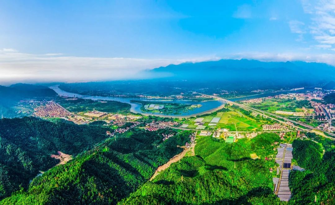 Go sightseeing along the Qiantang River