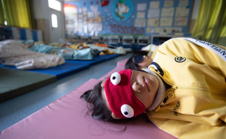 Hangzhou schools give students midday rest