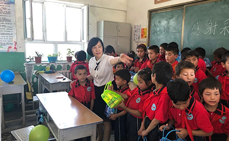 Hangzhou teacher offers educational support in Aksu, Xinjiang