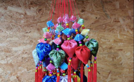 Grandma's hand-made herbal sachets popular in Hangzhou