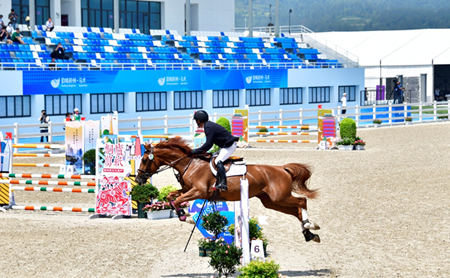 Equestrian eventing contest opens in Tonglu