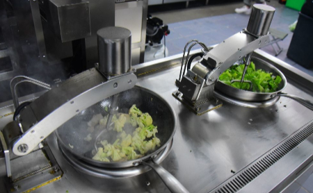 Robot chefs start serving dishes in Hangzhou