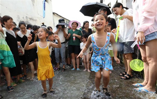 Folk custom breathes new life to ancient village