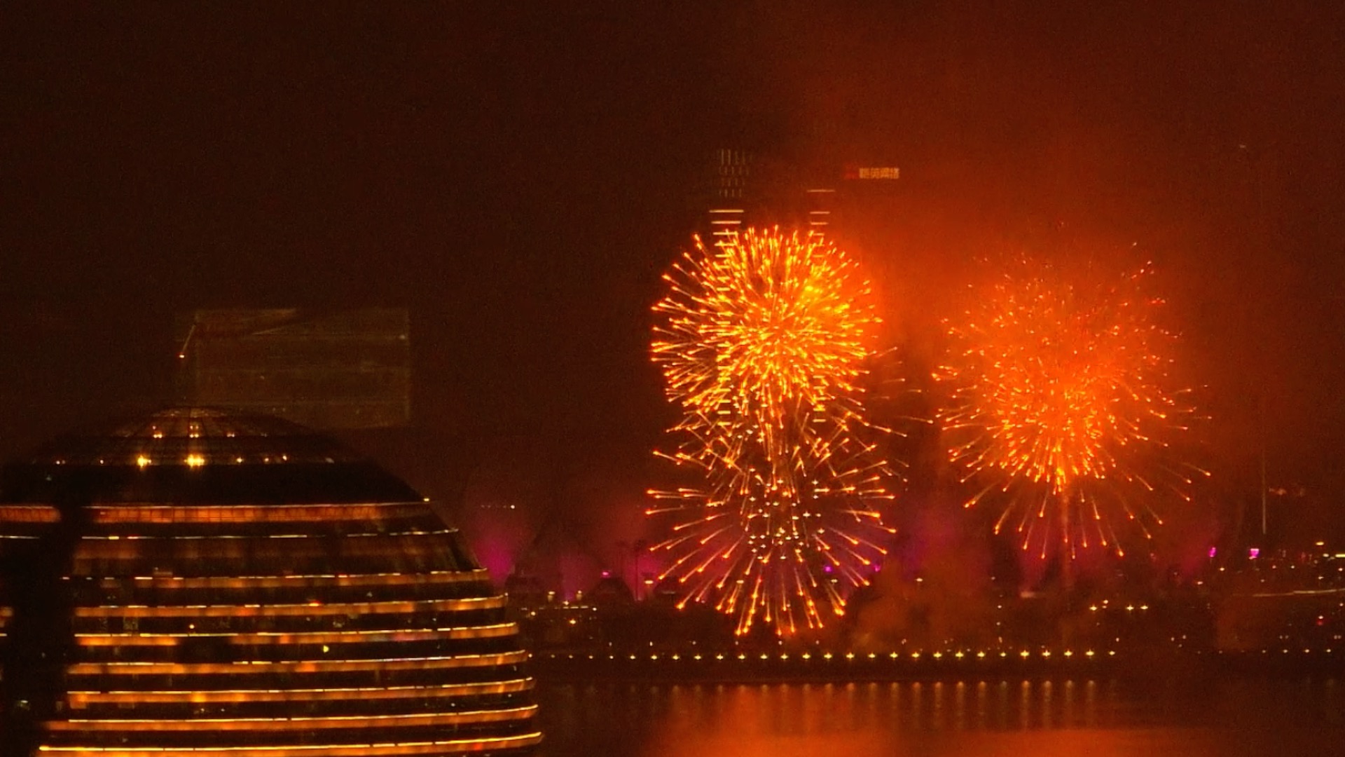 Fireworks show in Hangzhou lights up Lantern Festival