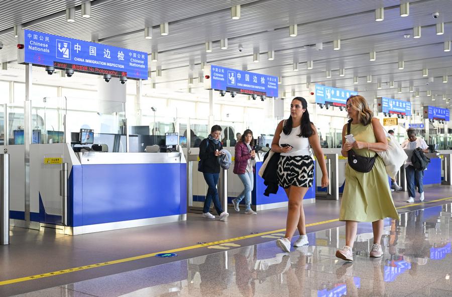 Intl tourists gain better travel experience with China's preferential measures