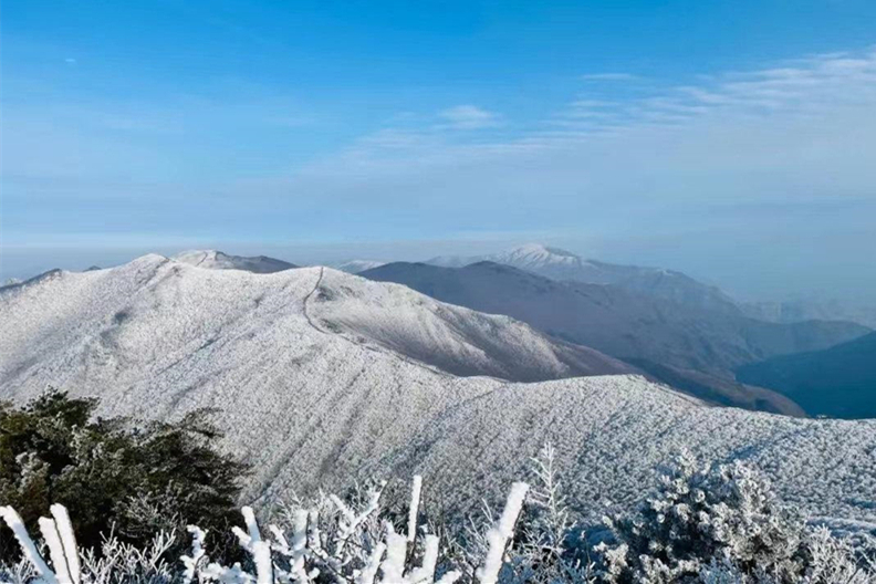 Snow and ice blanket Taizijian Mountain
