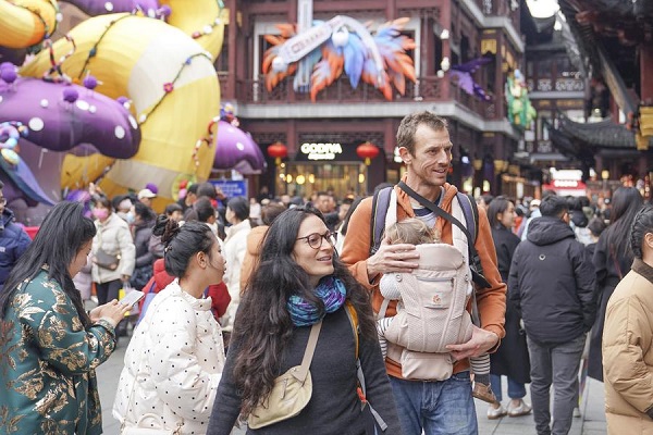 China steps up policy support to facilitate travel, shopping for overseas visitors