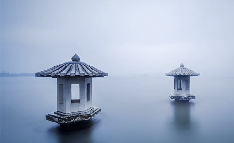 Hangzhou in rain is like a cup of Longjing Tea