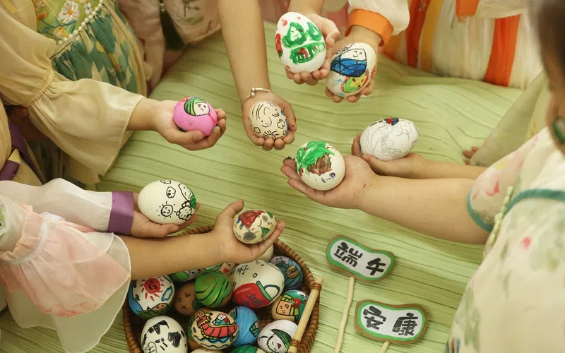 Travelers race for Dragon Boat holiday destinations