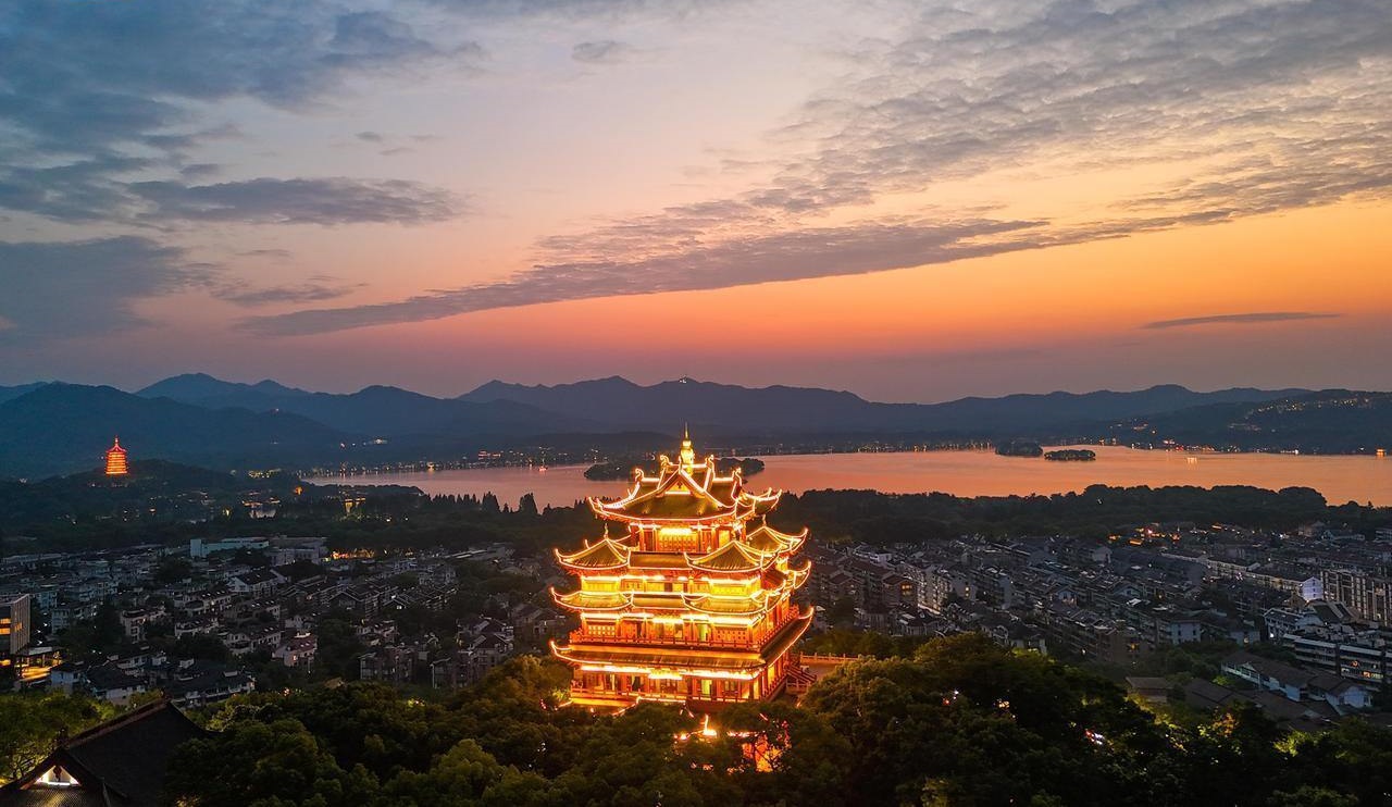 Fiery sunset paints Hangzhou sky