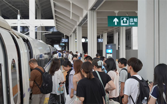 Hangzhou-Wenzhou High-Speed Railway sees first busy summer travel season