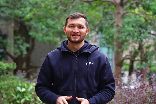 Qiantang artisan carves local motifs into leather