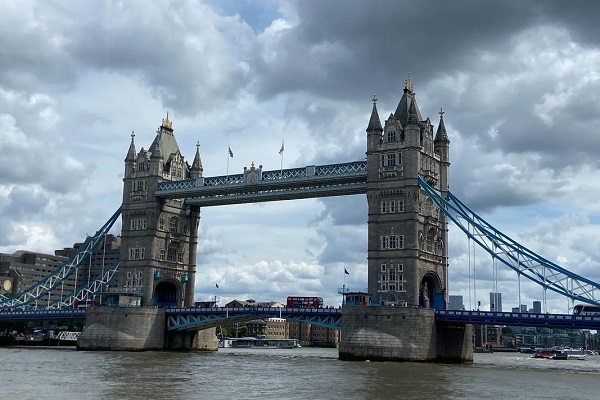 China extends visa-free policy to Canada, UK