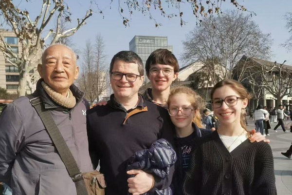 97-year-old English-speaking grandpa wins hearts at West Lake