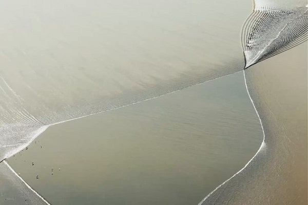 Revel in the crossing tides of Qiantang River